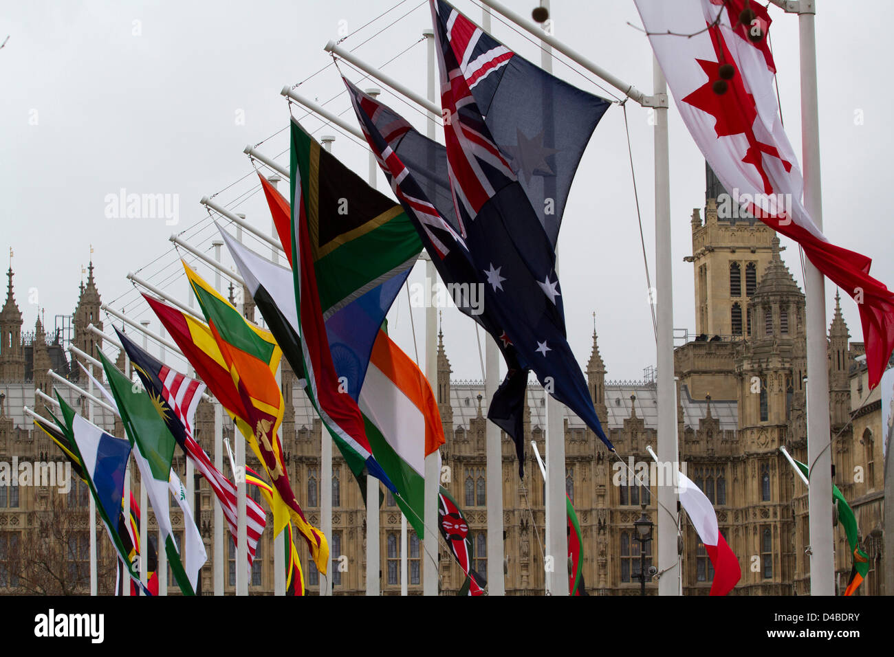 Londra, Regno Unito. Undicesimo Marzo 2013. Le bandiere del Commonwealth sono visualizzati in piazza del Parlamento. Commonwealth giorno è celebrato in tutto il Commonwealth il secondo lunedì del mese di marzo in 54 paesi del Commonwealth moderno si uniscono nella celebrazione dei link che condividono come membri . Il giorno del Commonwealth osservanza è frequentato da Sua Maestà la Regina, il Primo ministro, Alta Commissari,e altri vip e più di mille scolari. Credito: amer ghazzal / Alamy Live News Foto Stock