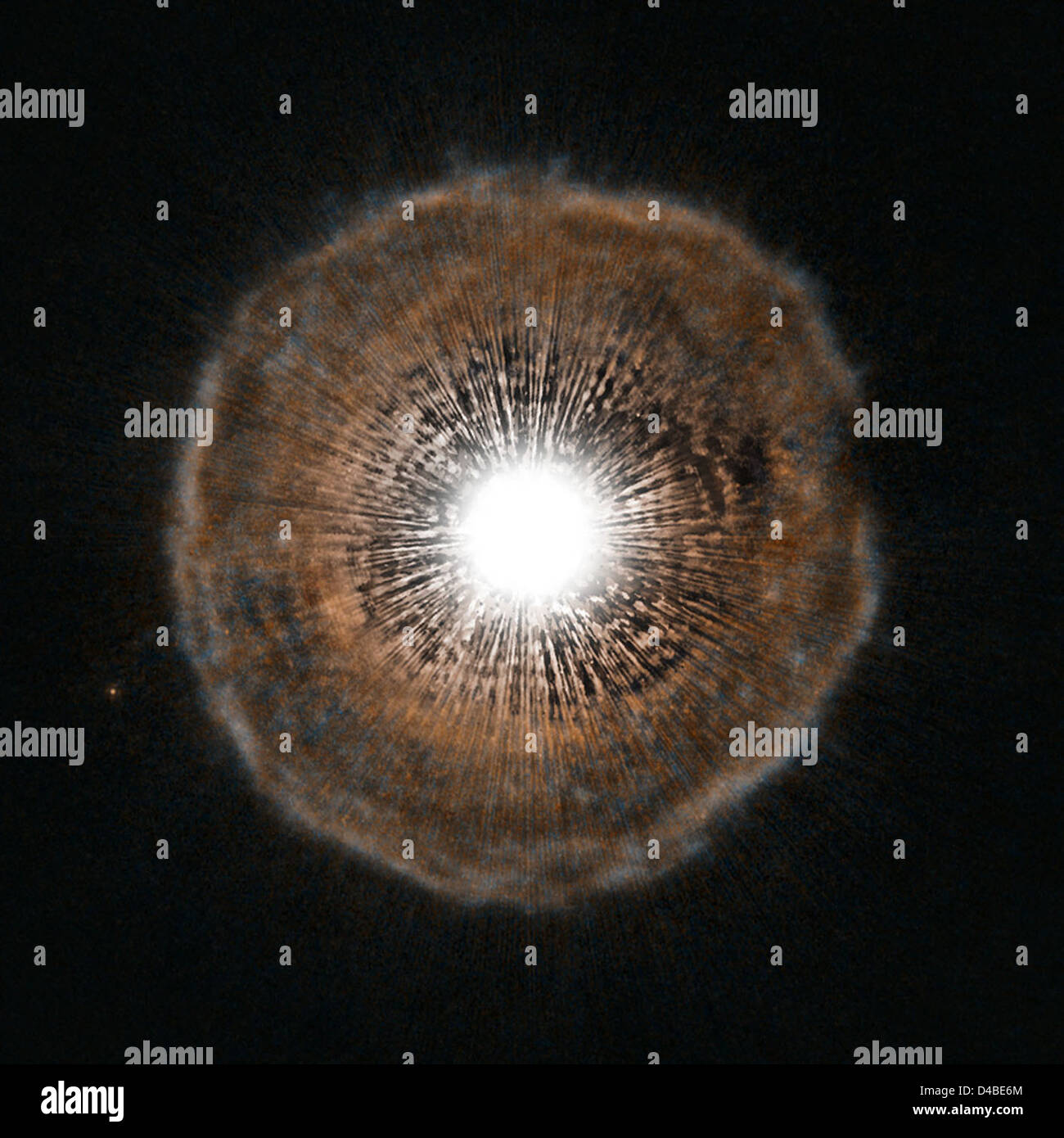 Il telescopio spaziale Hubble catturò un'immagine di una stella gigante rossa che espelle materiale, formando una struttura simile a una bolla. Questo fenomeno è un obiettivo chiave per lo studio del ciclo di vita delle stelle e del loro impatto sull'ambiente spaziale circostante. Foto Stock