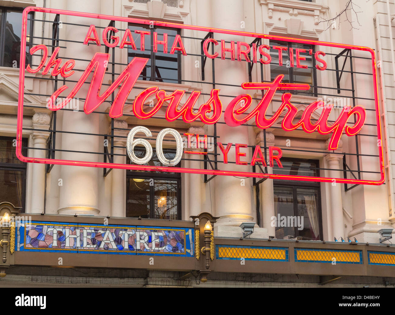 St Martins Theatre con insegne al neon per Agatha Christie's Il Mousetrap - più lunga di musical a Londra, Inghilterra Foto Stock
