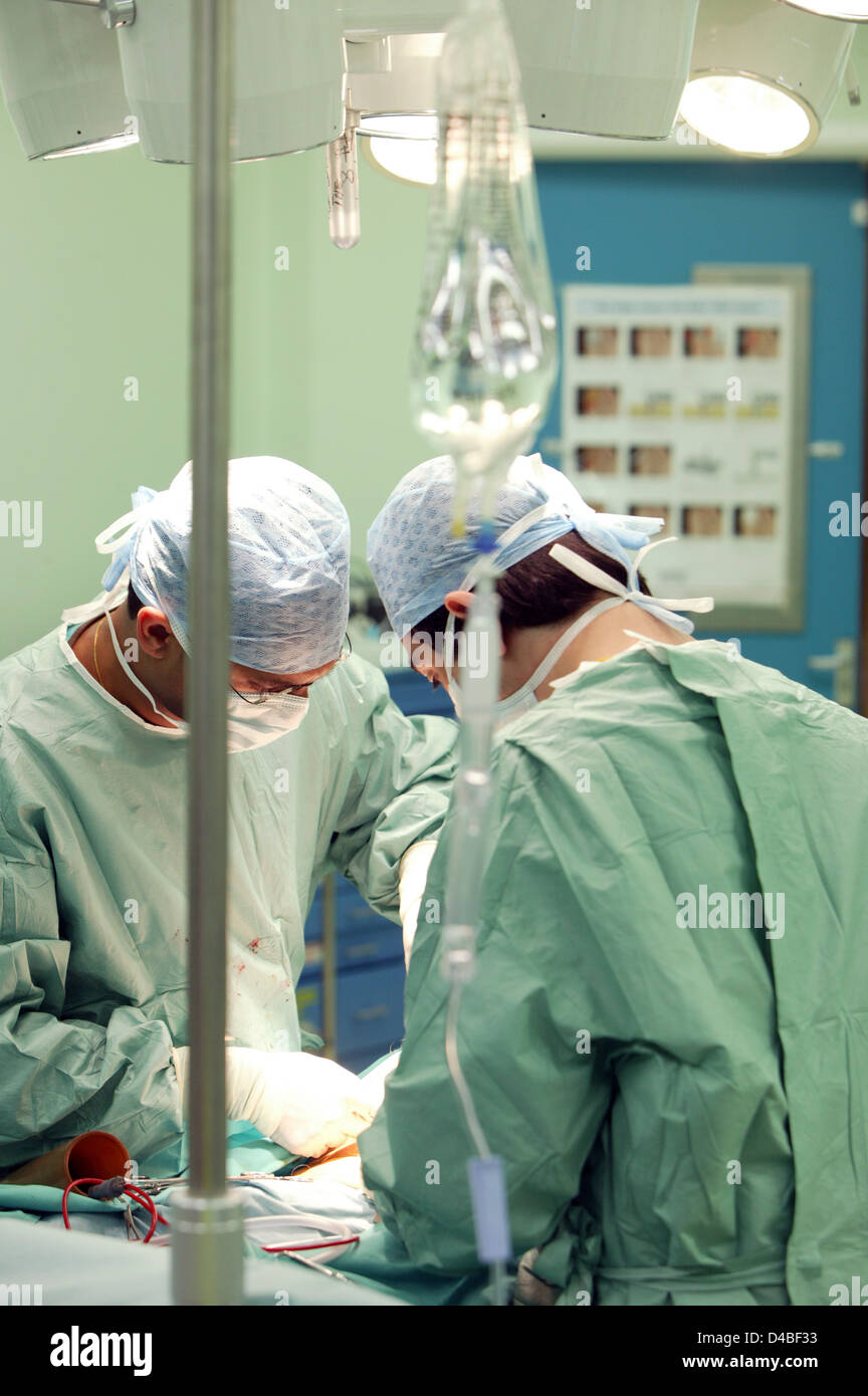 Aprire gastrostomia chirurgia in chirurgo crea artificiale apertura esterna nello stomaco supporto nutrizionale o apparato gastrointestinale Foto Stock
