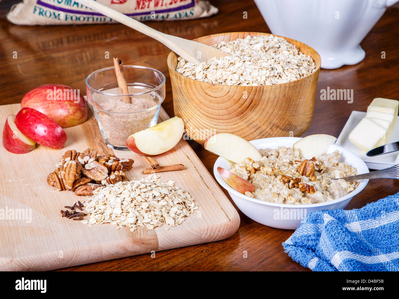 Gli ingredienti su un tavolo per preparare una calda tazza di fiocchi d'avena Foto Stock