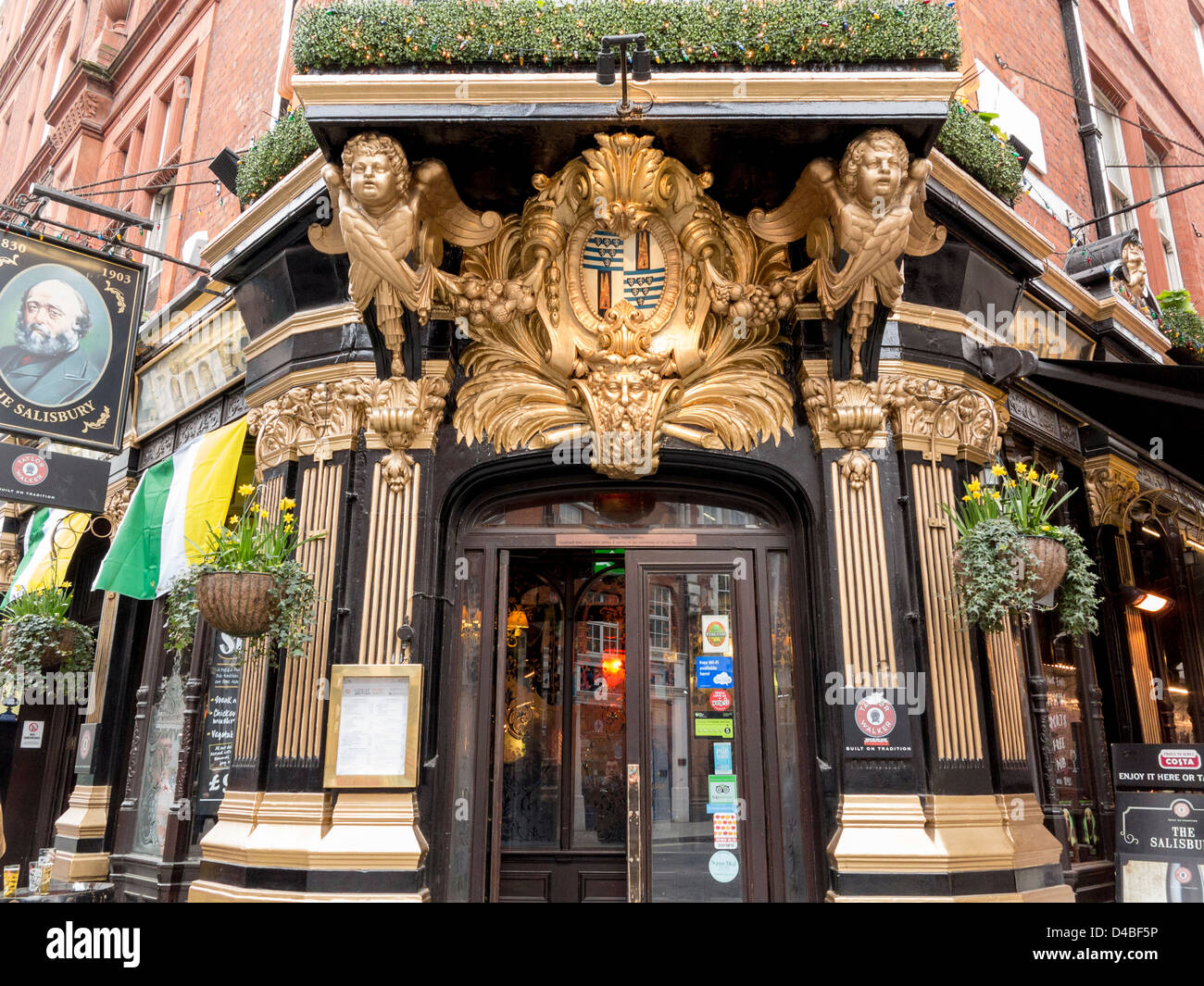 The Salisbury pub con facciata ornata in St Martin's Lane, Londra, Inghilterra Foto Stock