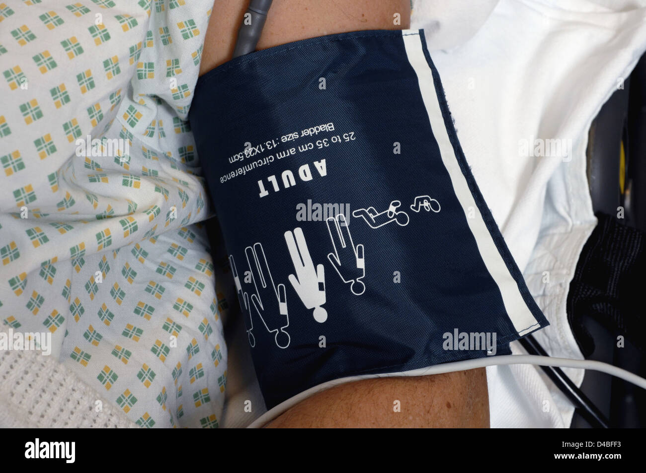 Close up sfigmomanometro sul braccio di pazienti Foto Stock