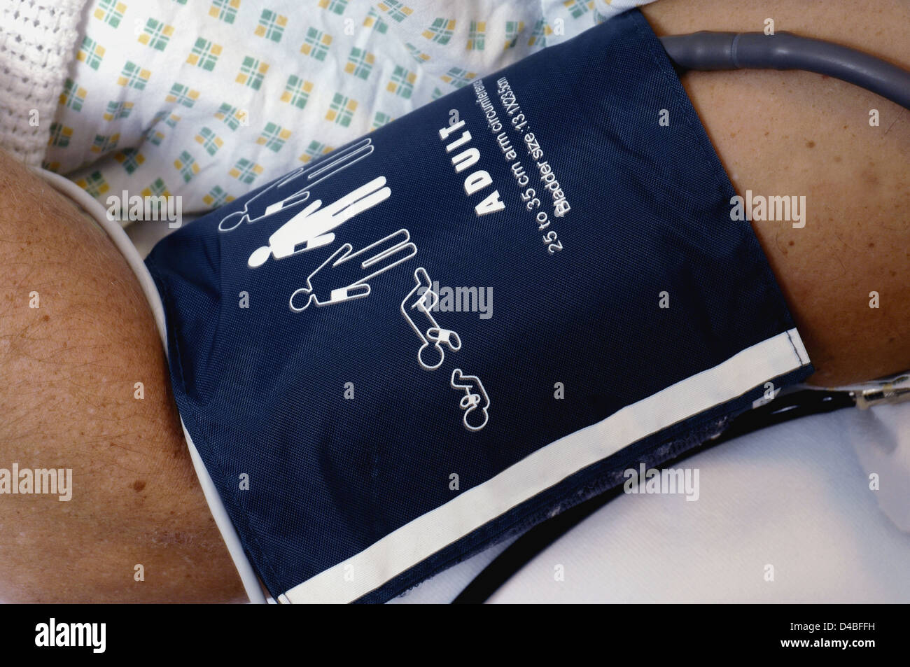 Close up sfigmomanometro sul braccio di pazienti Foto Stock