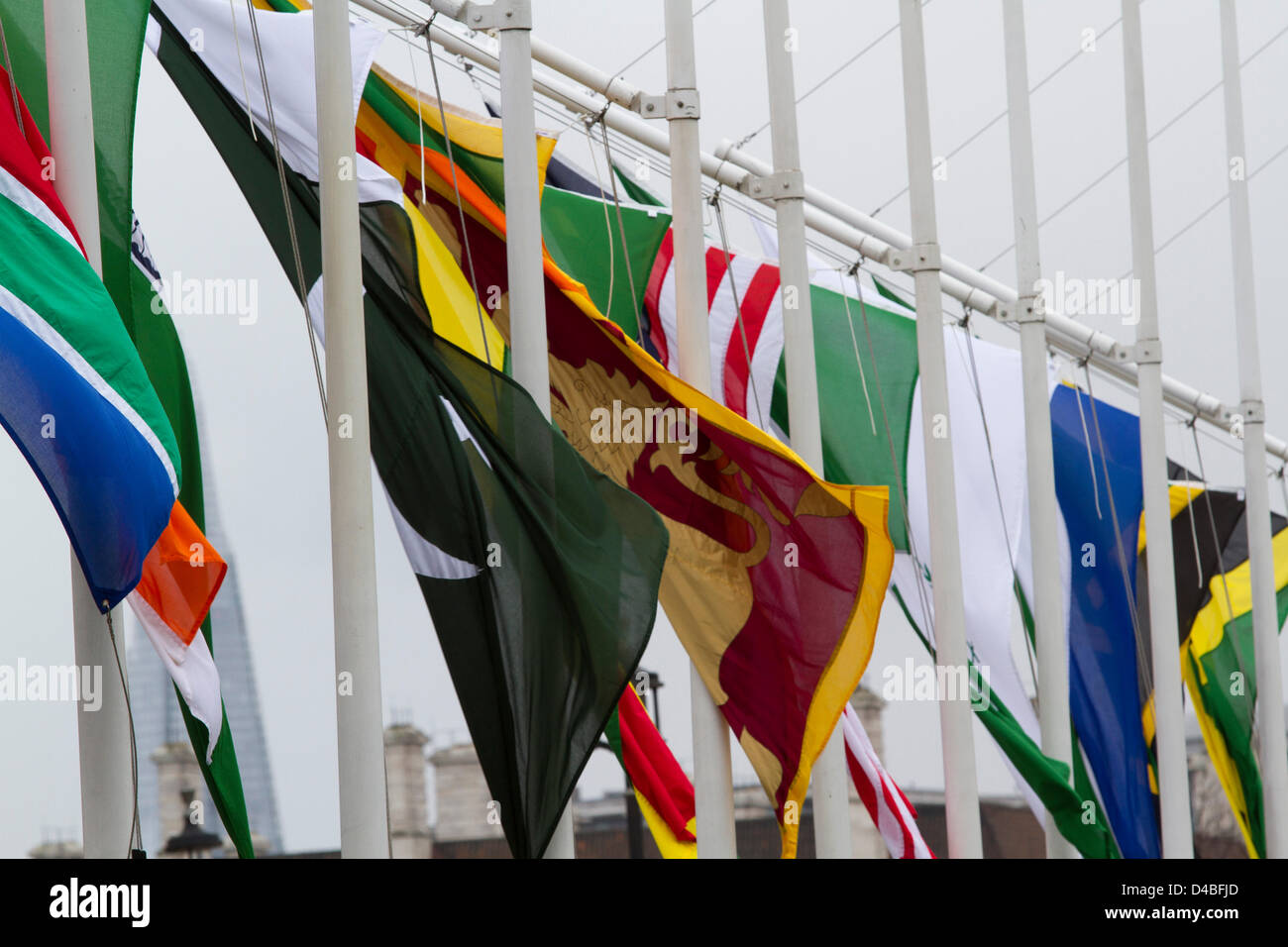 Undicesimo Marzo 2013. Londra REGNO UNITO. Le bandiere del Commonwealth sono visualizzati in piazza del Parlamento. Commonwealth giorno è celebrato in tutto il Commonwealth il secondo lunedì del mese di marzo in 54 paesi del Commonwealth moderno si uniscono nella celebrazione dei link che condividono come membri . Il giorno del Commonwealth osservanza è frequentato da Sua Maestà la Regina, il Primo ministro, Alta Commissari,e altri vip e più di mille scolari. Foto Stock