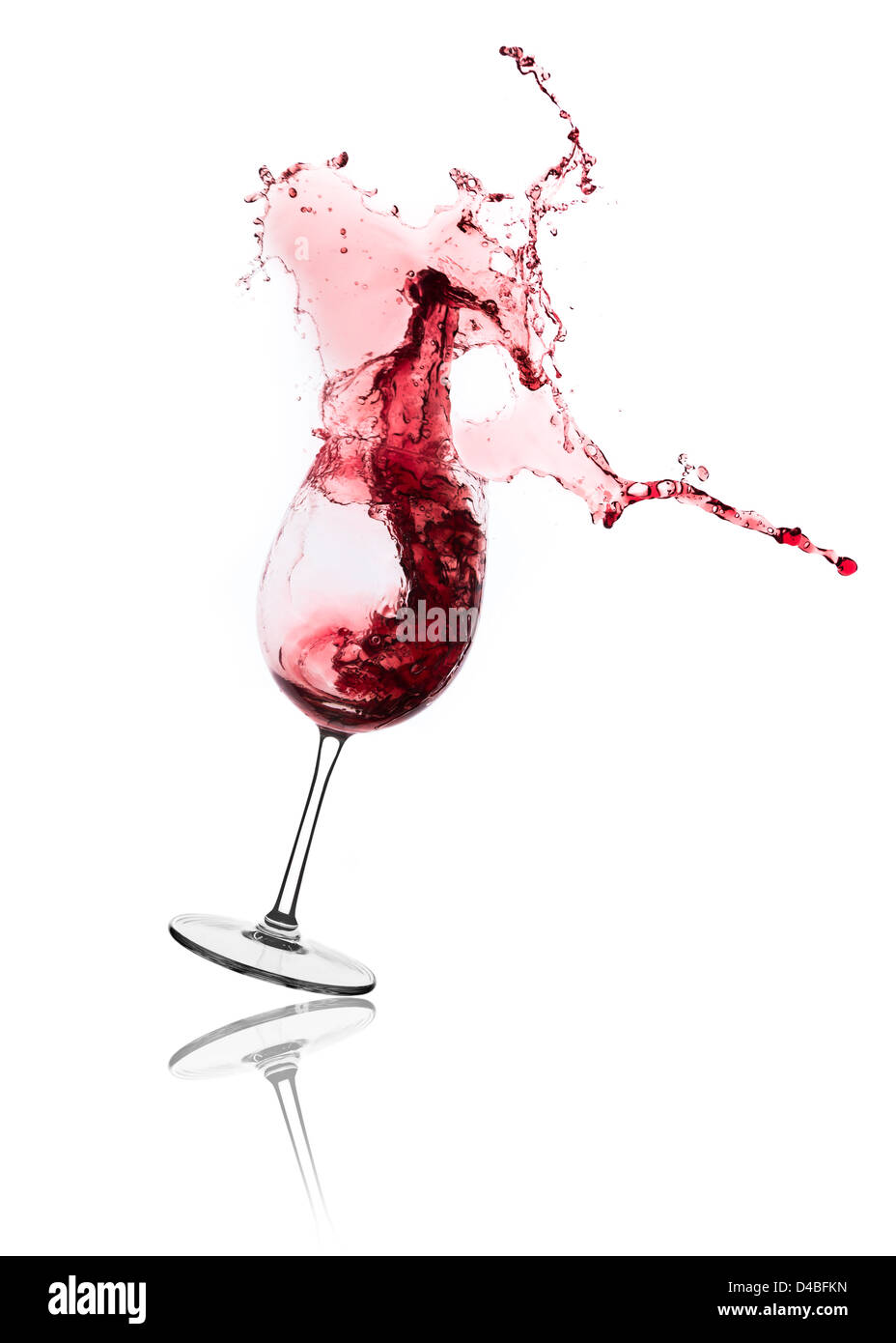Vino rosso schizzi fuori da un vetro, isolato su bianco Foto Stock