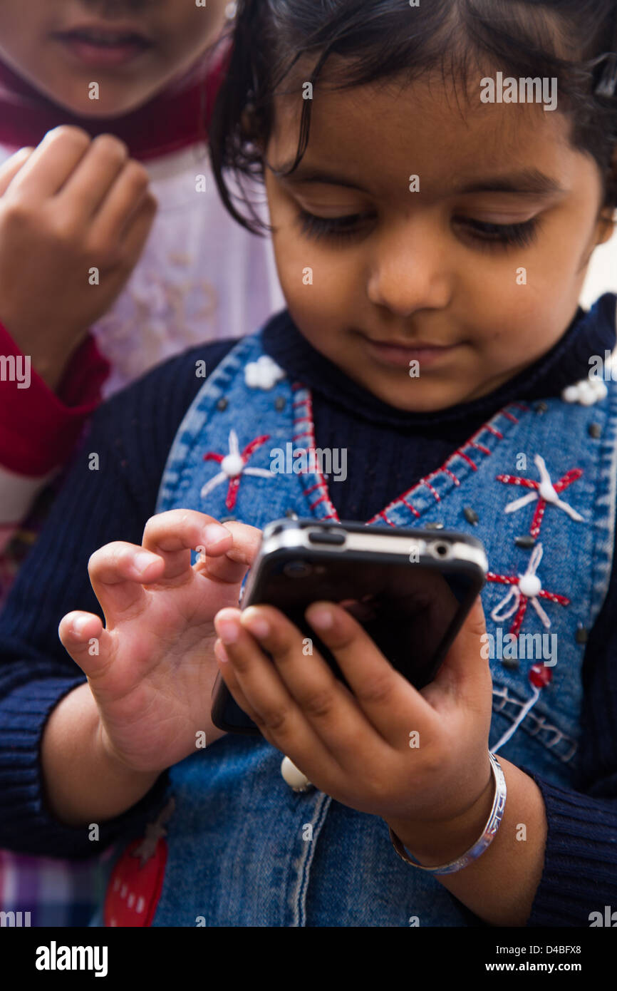 Giovane ragazza indiana usando un iPhone 4 di Delhi, India Foto Stock