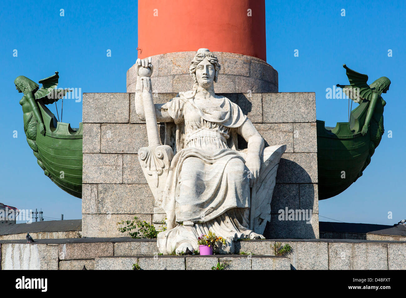 San Pietroburgo, Vasilevsky Island, colonne rostrale eretto su entrambi i lati della borsa Foto Stock