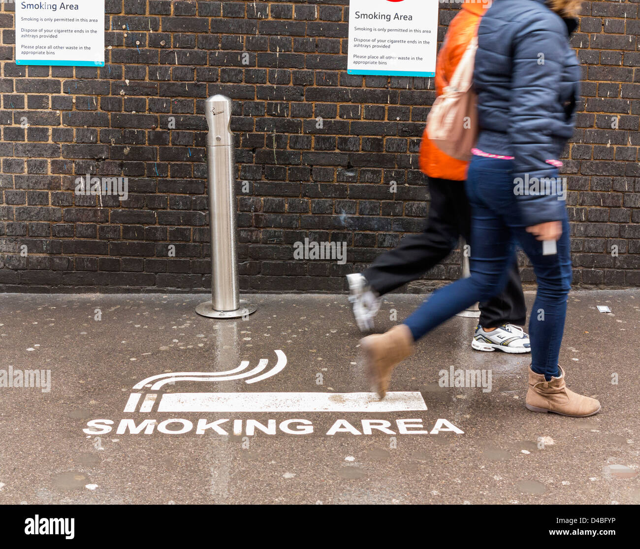 Area Fumatori e firmare al di fuori della stazione di Paddington a Londra, Inghilterra Foto Stock