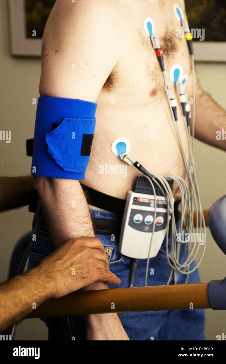 Paziente sottoposto a esercizio Stress Test camminando sul tapis roulant  mentre agganciato apparecchiatura che esegue il monitoraggio della frequenza  cardiaca di sangue di respirazione Foto stock - Alamy