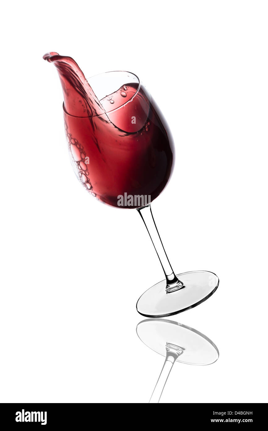 Vino rosso schizzi fuori da un vetro, isolato su bianco Foto Stock