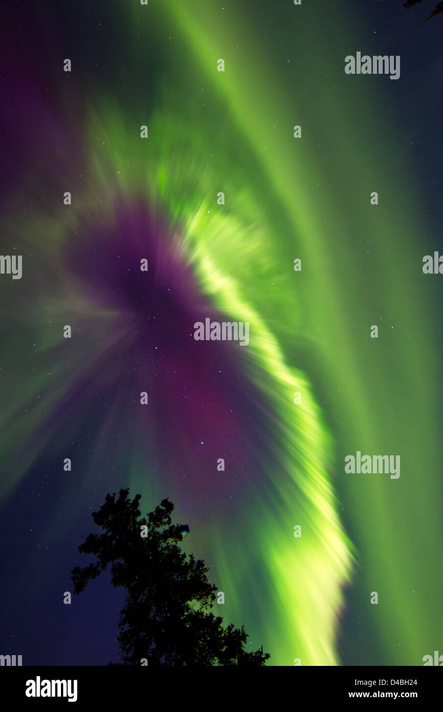 Un'espulsione di massa coronale (CME) dal sole ha causato una vibrante aurora visibile dalla Terra. L'evento solare ha prodotto significativi effetti meteorologici nello spazio, mostrando la potenza dell'attività solare sulla magnetosfera terrestre. Foto Stock