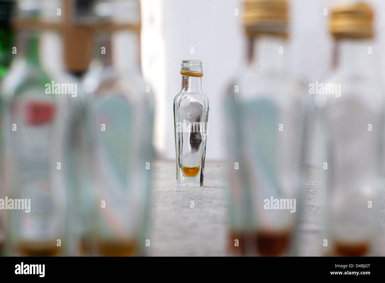 Piccolo disco bottiglie di liquore sono in piedi vicino a ciascun altro, dopo una lunga notte di clubbing. Foto Stock