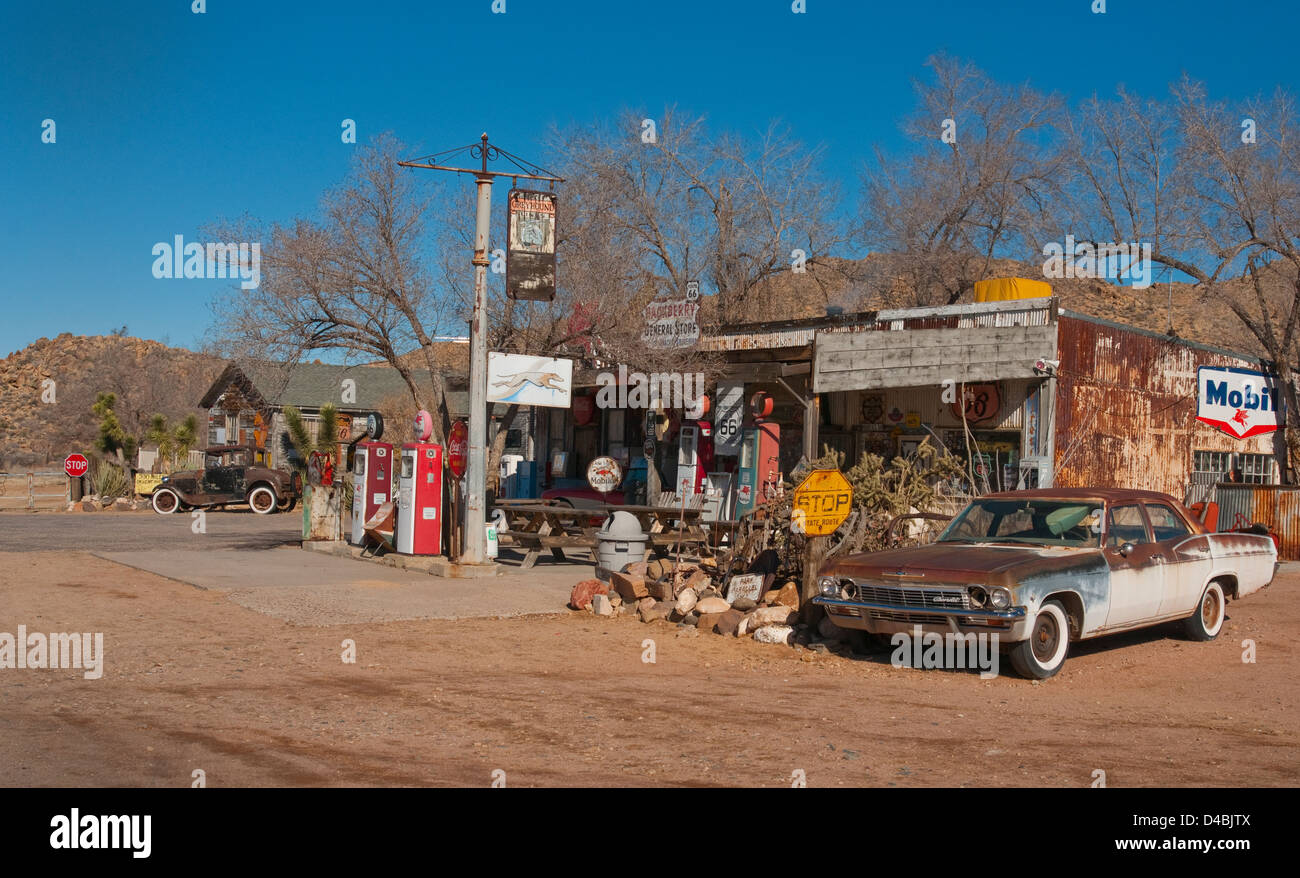 Route 66 Garage & General Store, Hackberry, AZ,vecchia auto classiche Foto Stock