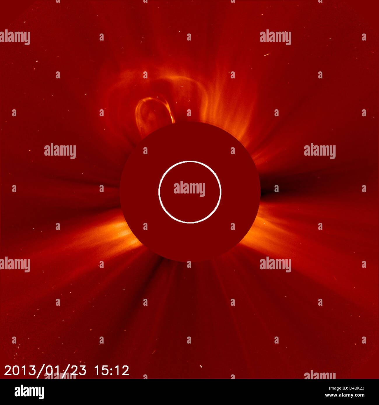 Il Solar Dynamics Observatory della NASA cattura due massicce espulsioni di massa coronale (CME) dal Sole. Questi eventi, che sono significative tempeste solari, sono di interesse a causa del loro potenziale impatto sullo spazio meteorologico e sulla magnetosfera terrestre. Foto Stock