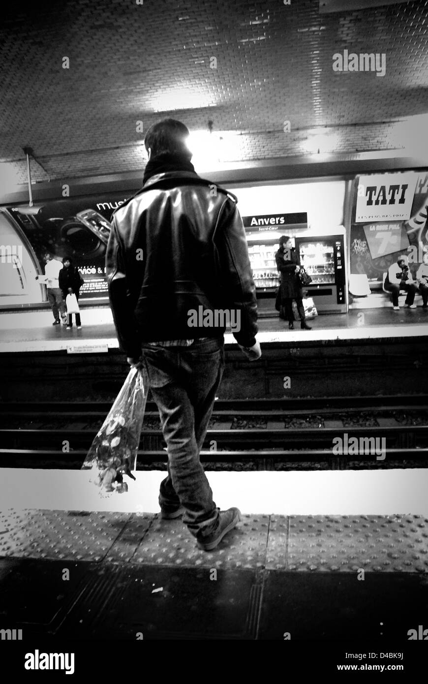 Giovane uomo con il mazzo di fiori in attesa alla metropolitana di Anvers Foto Stock