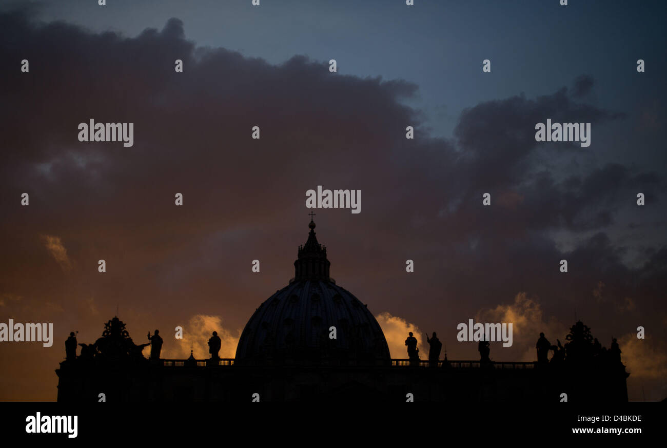 Nuvole appendere sopra la Basilica di San Pietro in Vaticano, Vaticano, 11 marzo 2013. Il conclave per eleggere il successore di Papa Benedetto XVI inizia il 12 marzo 2013. Foto: MICHAEL KAPPELER Foto Stock