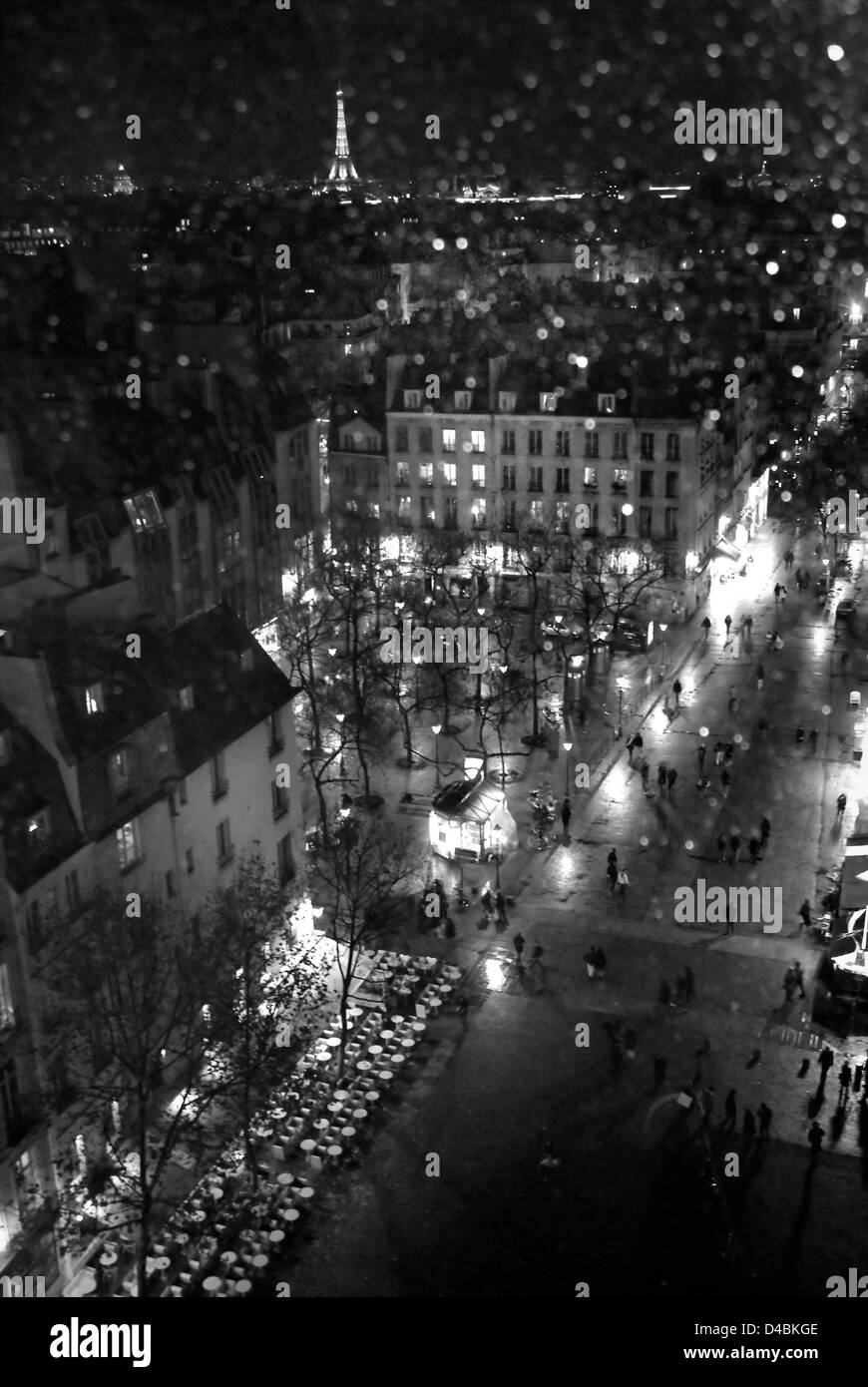 Notte piovosa, Rue Aubry le Boucher e Torre Eiffel dal Centro Pompidou Foto Stock