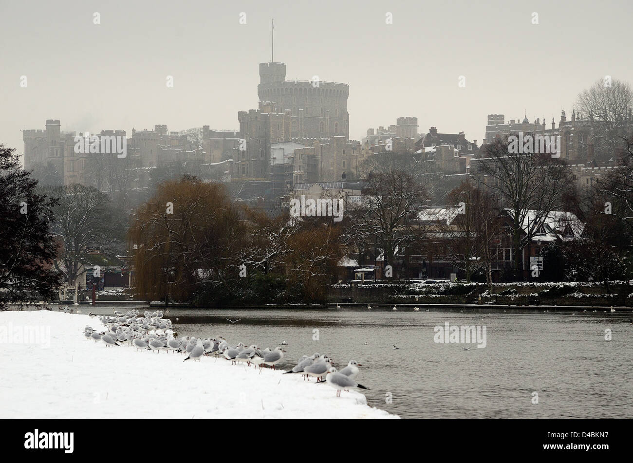 Il Castello di Windsor e il fiume Tamigi nel paesaggio innevato Foto Stock