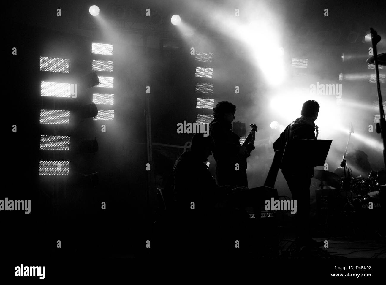 Fotografia in bianco e nero di un concerto sul palco Foto Stock