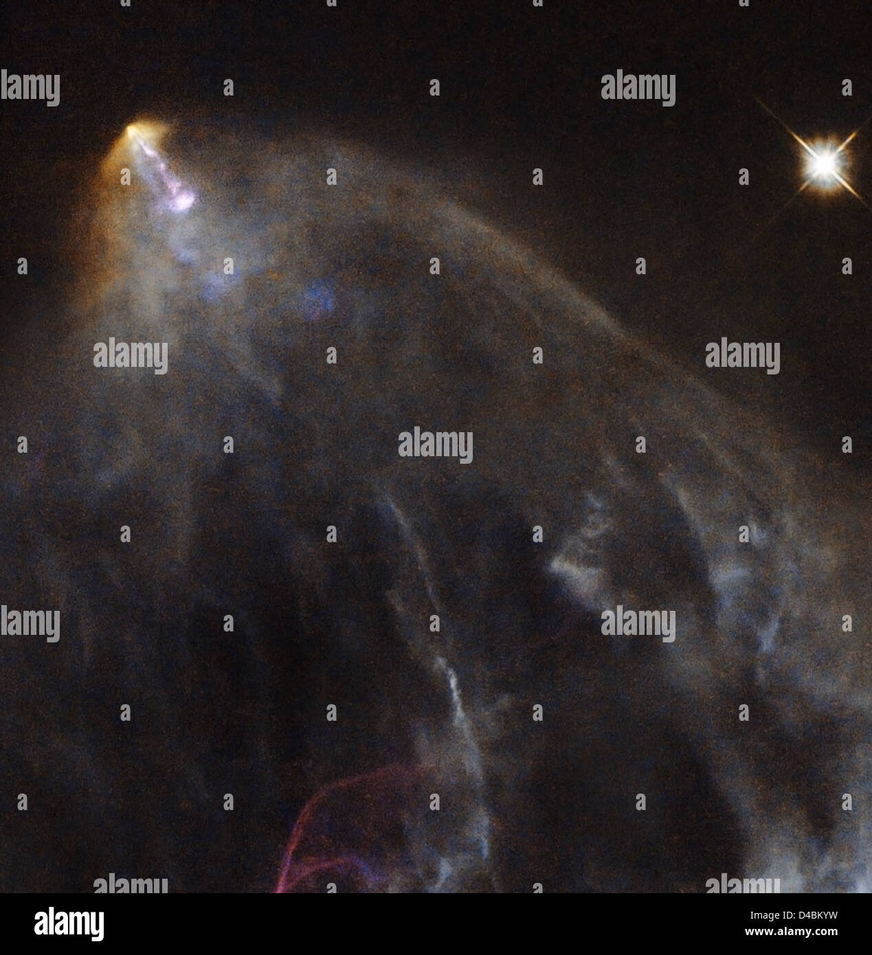 Il telescopio spaziale Hubble della NASA cattura un'immagine di un getto luminoso emanato da una giovane stella. Questo fenomeno fornisce preziose informazioni sulle prime fasi della formazione stellare e sulle dinamiche degli ambienti stellari. Foto Stock