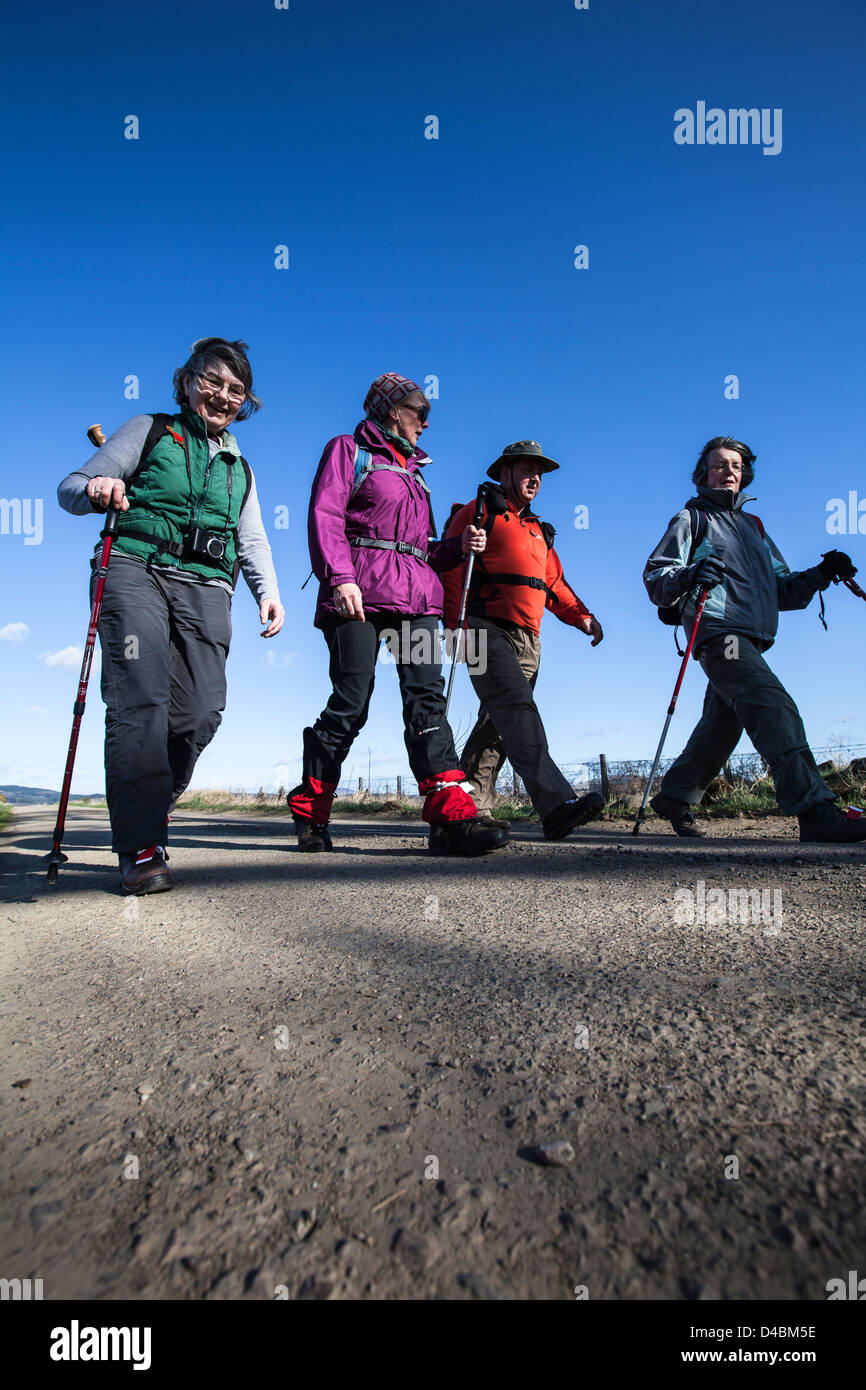 Escursionisti a piedi la via Clashmach in Aberdeenshire, Scozia. Foto Stock