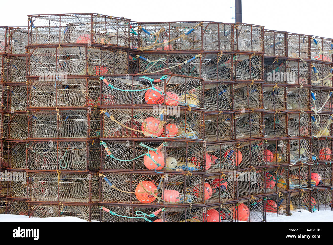 Pila di granchio reale pentole nel porto di Kirkenes Norvegia europa Foto Stock