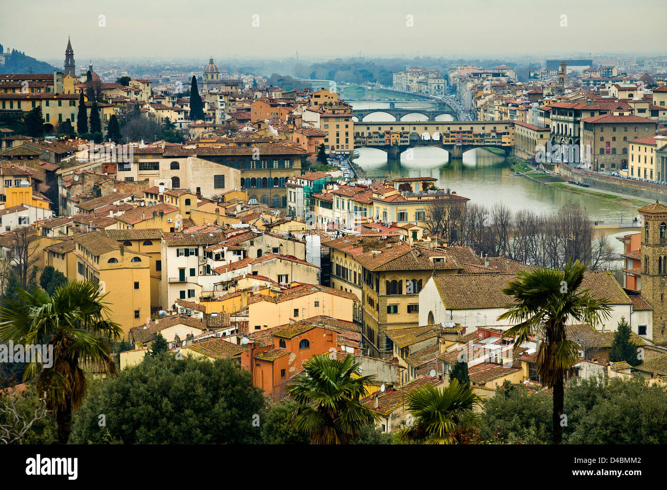 Vista sui tetti delle case verso il fiume Arno e sul Ponte Vecchio da Piazza Michelangelo, Firenze, Italia. Foto Stock