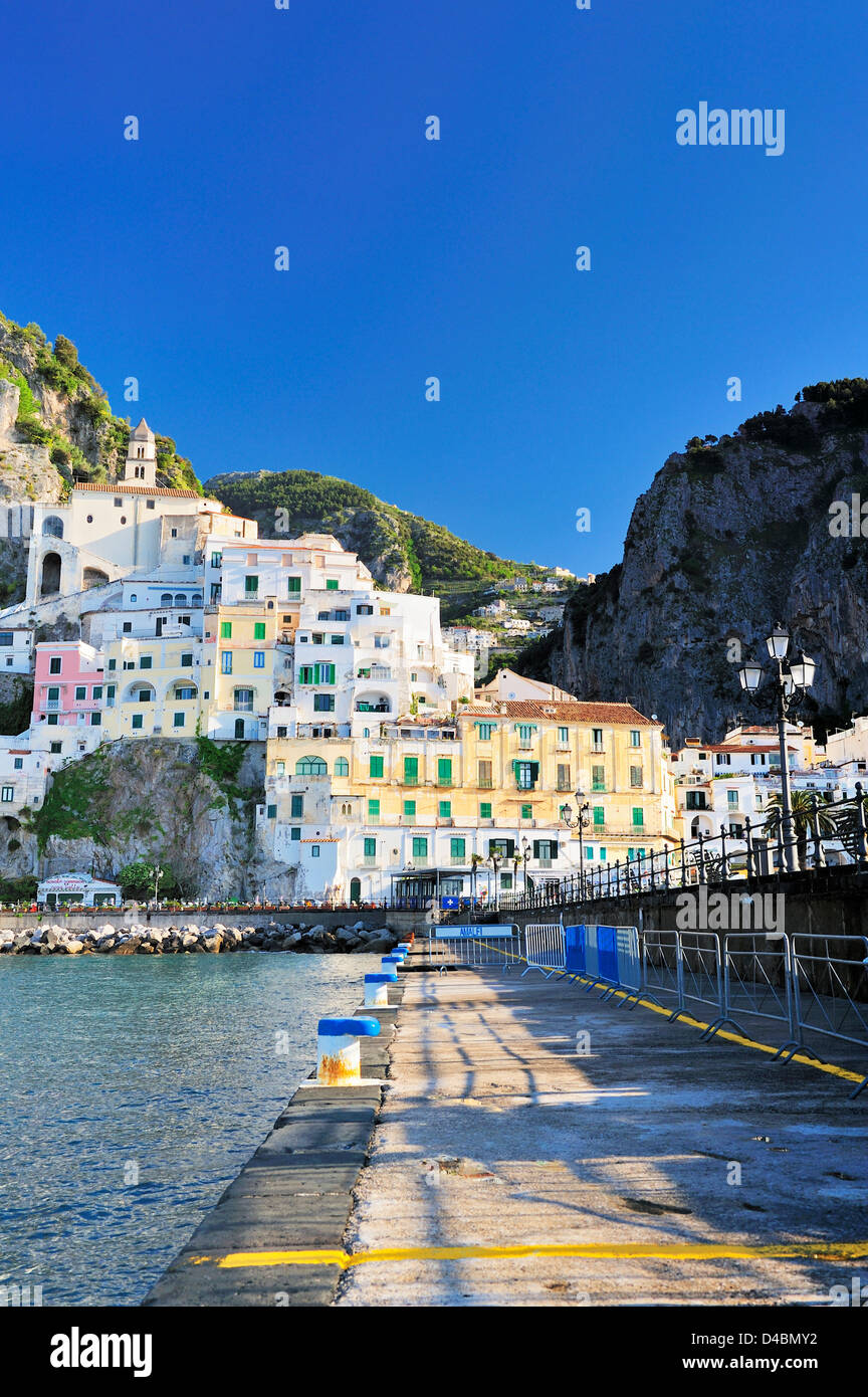 La città di Amalfi sulla Costiera Amalfitana in mattina presto. Foto Stock