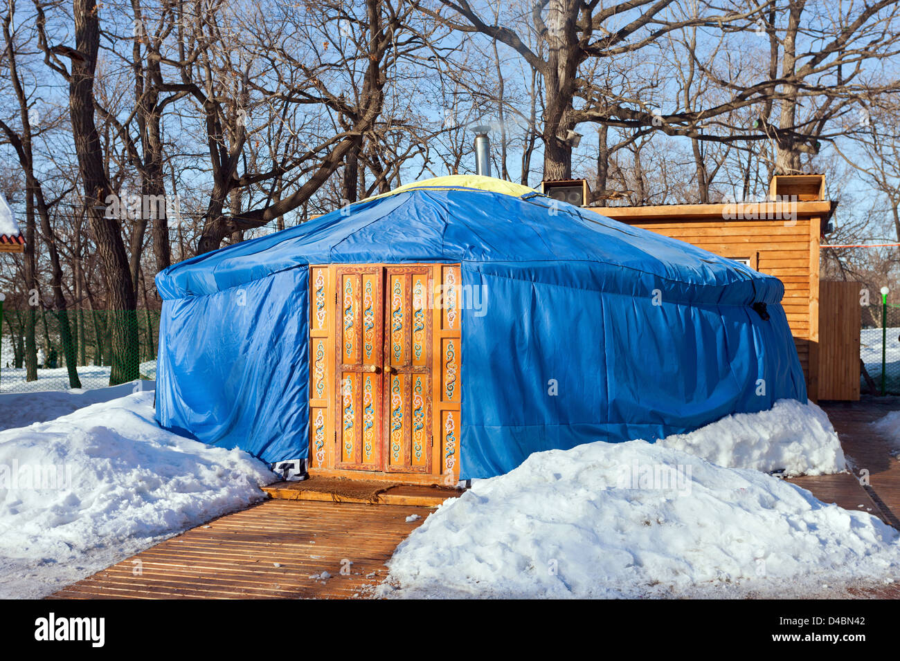 Uno blu yurt con grande decorata chiusa porta arancione nel Winter Park Foto Stock