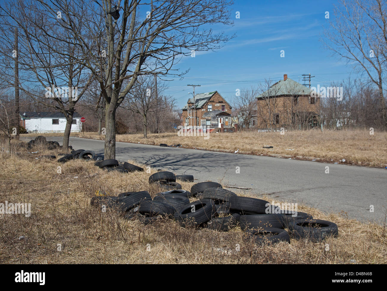 Detroit, Michigan - pneumatici usati oggetto di pratiche di dumping su una strada in un quartiere povero. Foto Stock