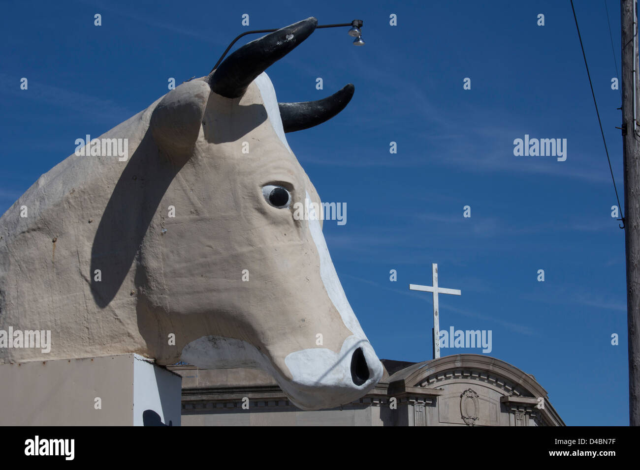 Detroit, Michigan - Una grande vacca da latte sul tetto di una chiusura gelateria accanto al Tabernacolo della fede la Chiesa. Foto Stock