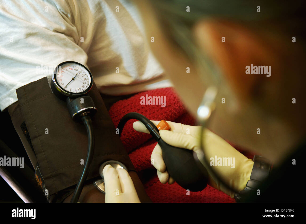 Infermiere pazienti di controllo della pressione del sangue Foto Stock