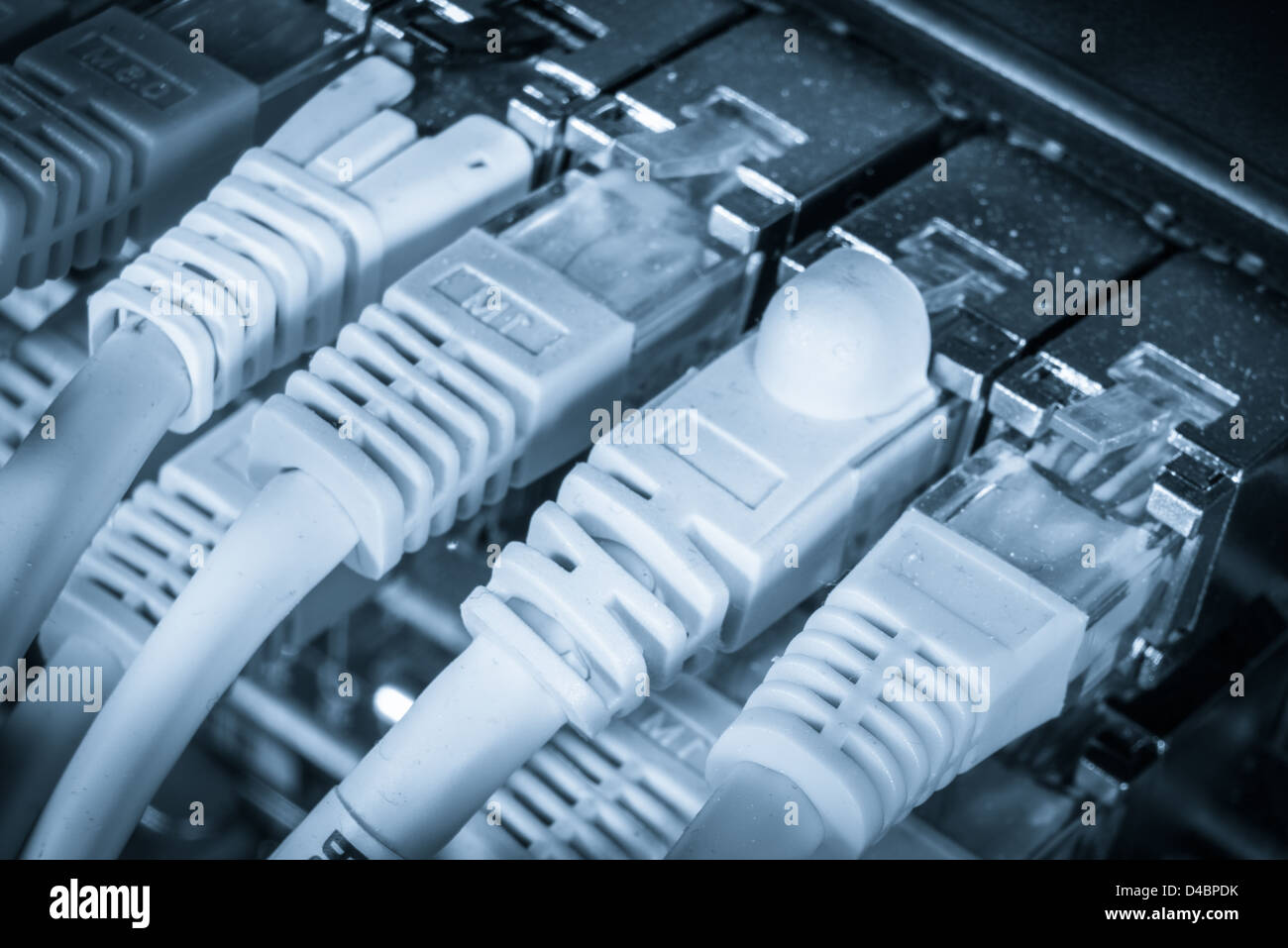 Close-up di hub di rete e i cavi ethernet Foto Stock