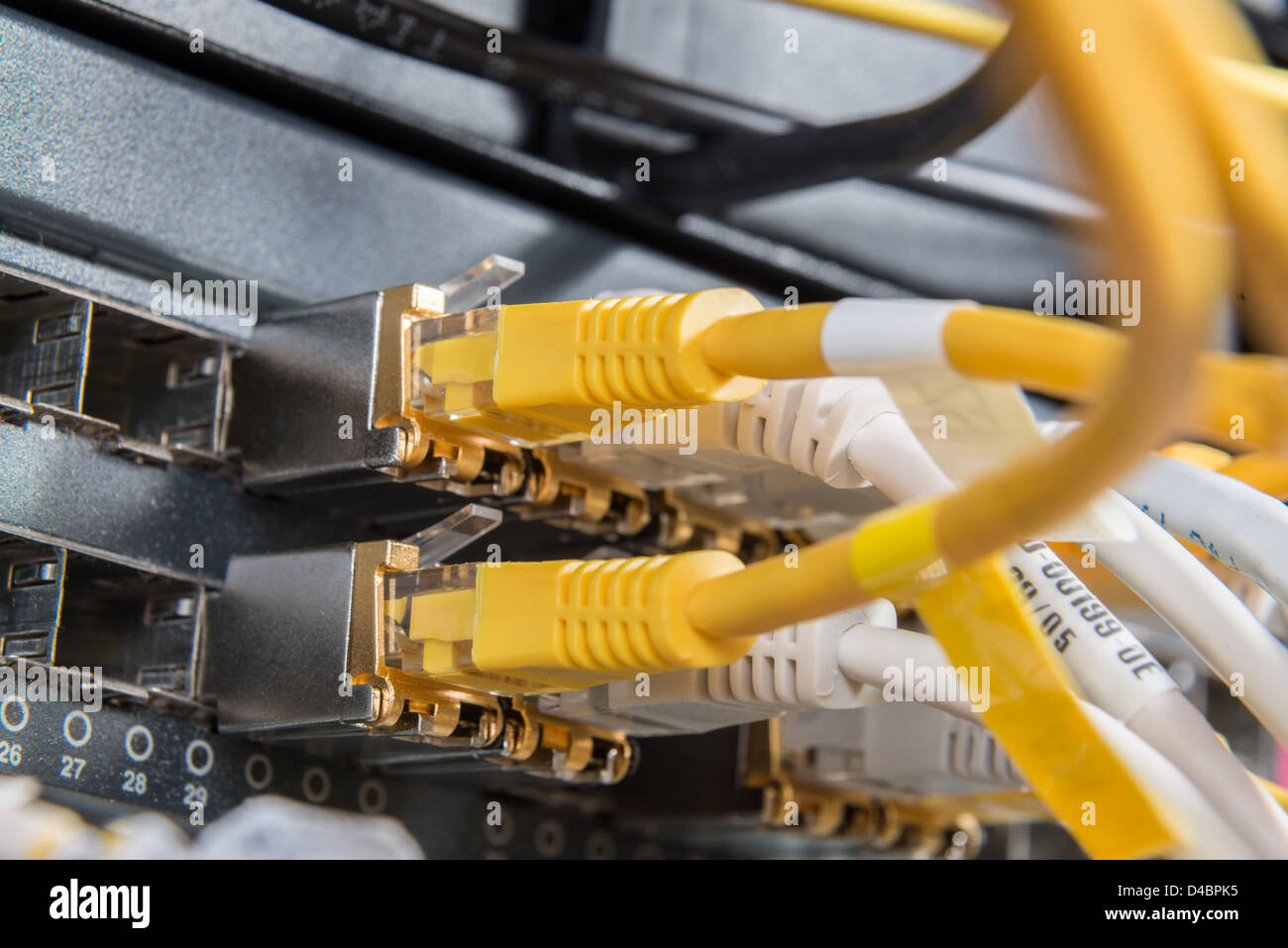 Close-up di hub di rete e i cavi ethernet Foto Stock