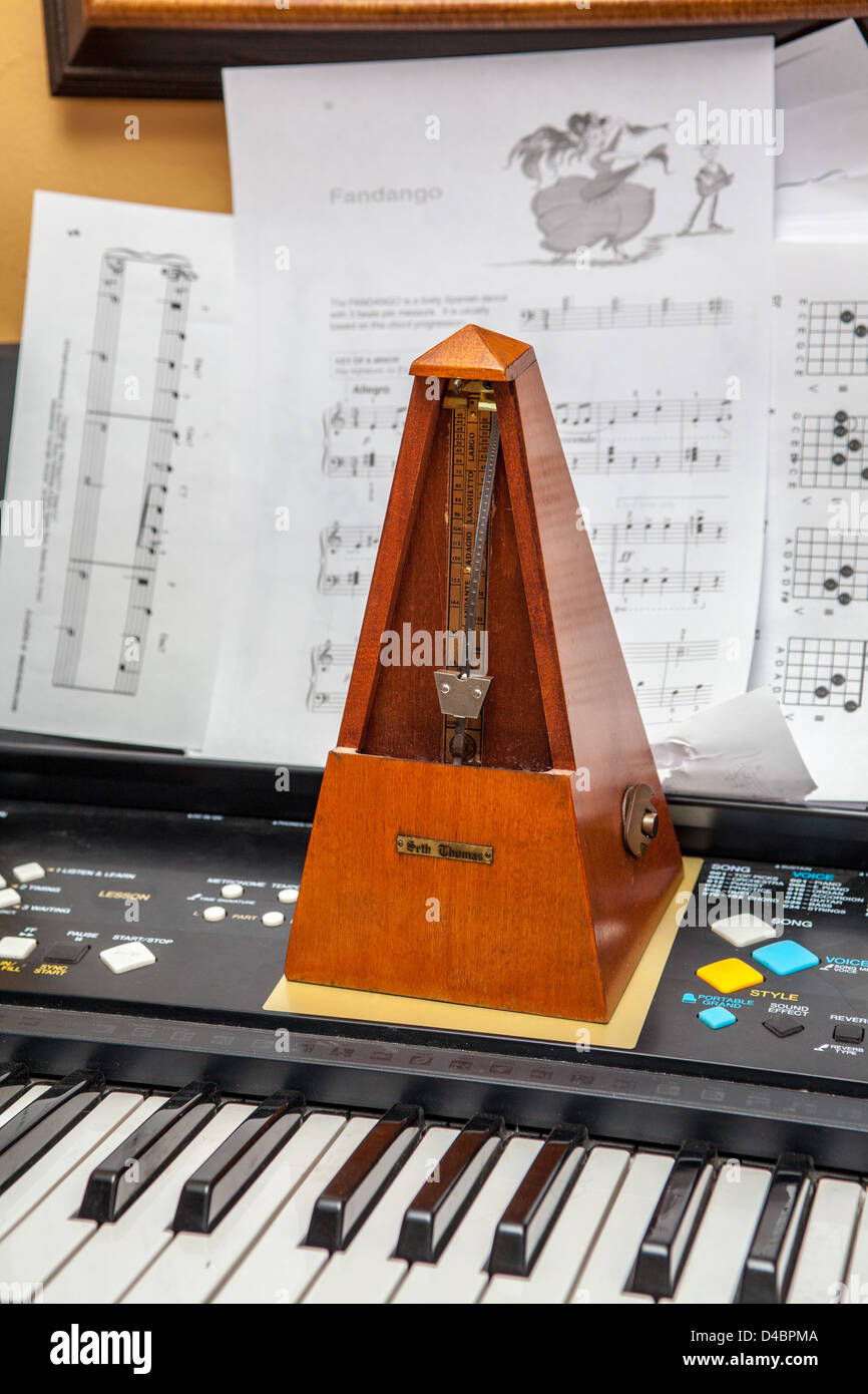 Un metronomo spartiti di musica e tastiera elettronica Foto stock - Alamy