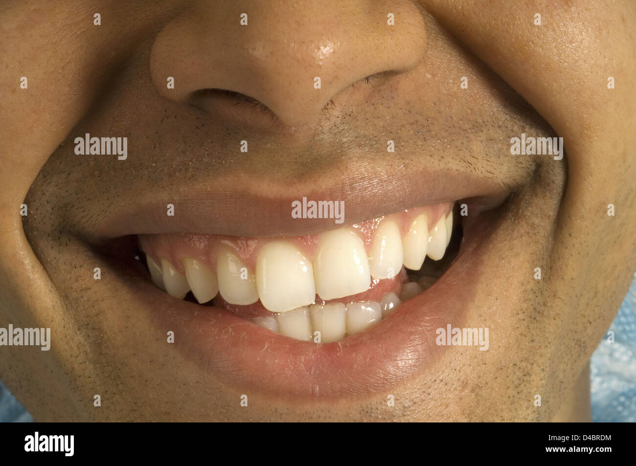 Close-up di bocca del giovane uomo sorridente Foto Stock