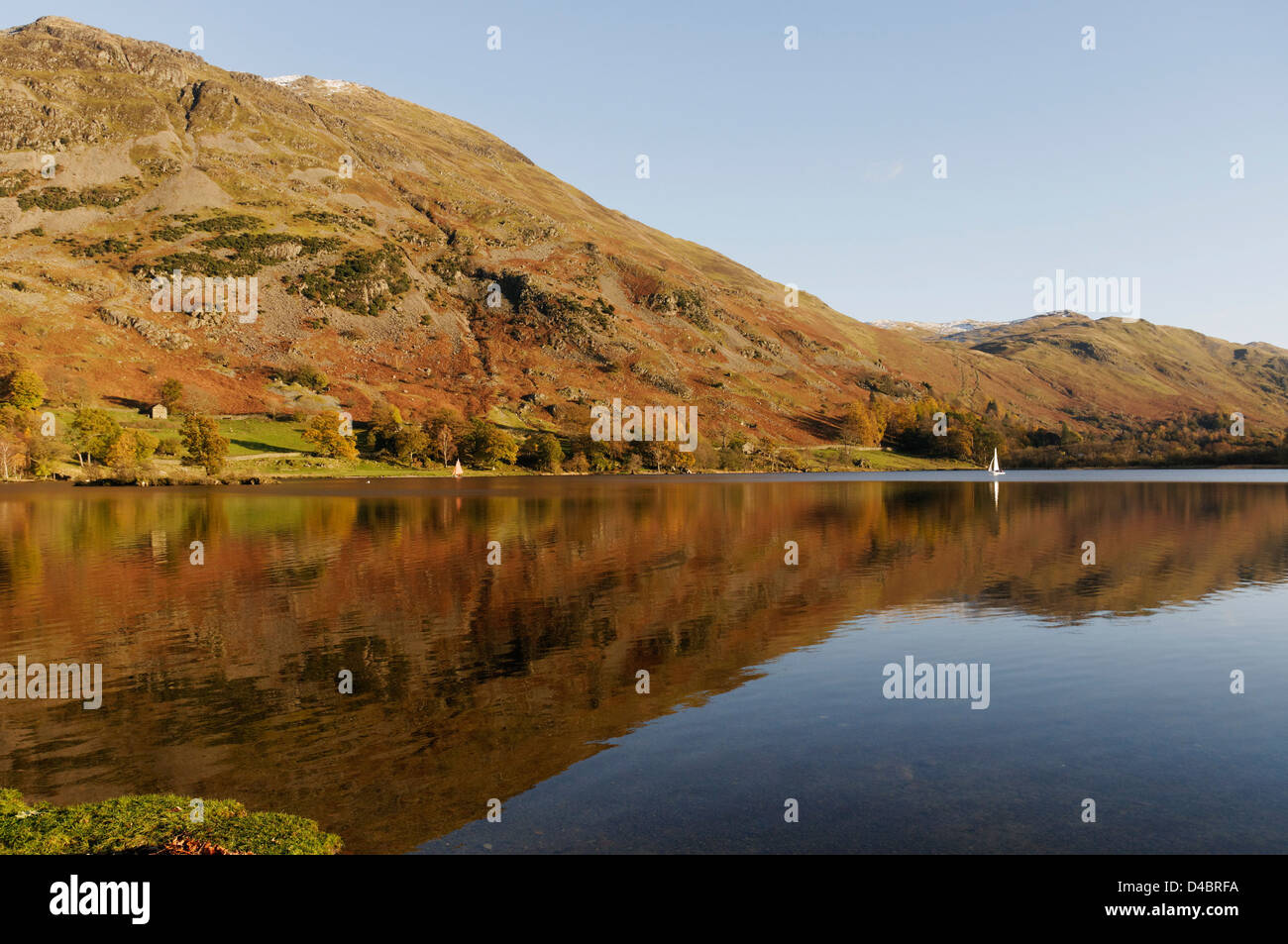 Una barca a vela al Ullswater, Lake District, Inghilterra Foto Stock
