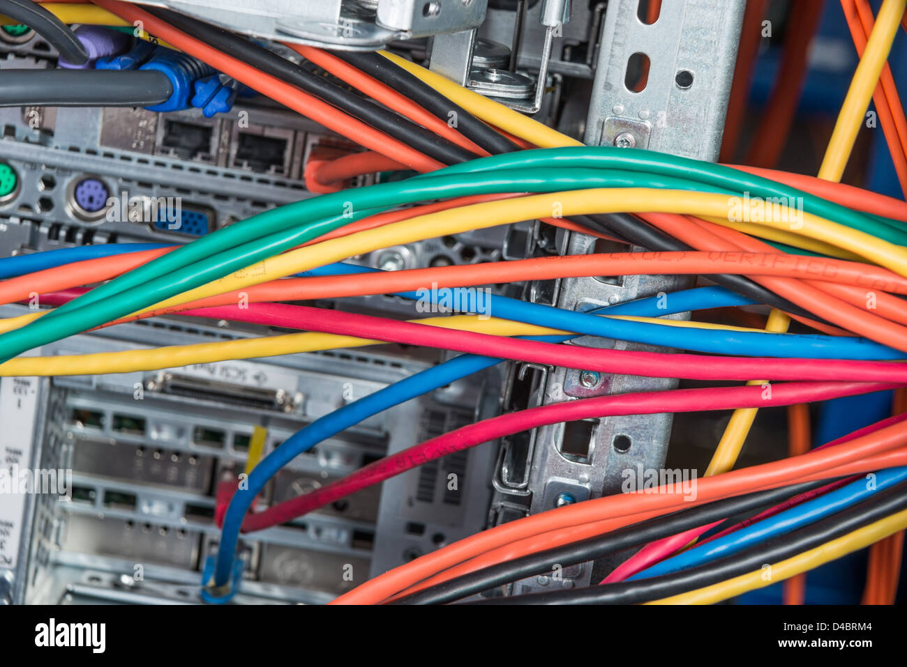 Close-up di hub di rete e i cavi ethernet Foto Stock