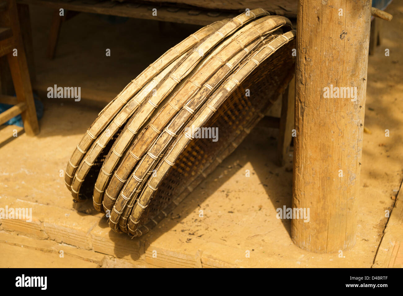 Più piatta, rotonda ceste appoggiarsi contro un post Foto Stock