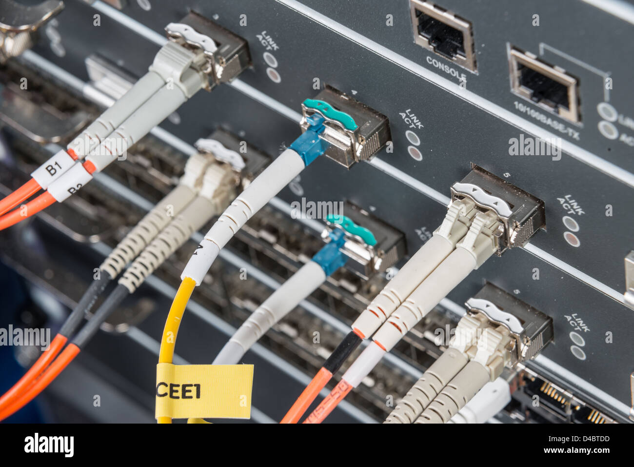Server con cavi a fibra ottica nel centro dati Foto Stock