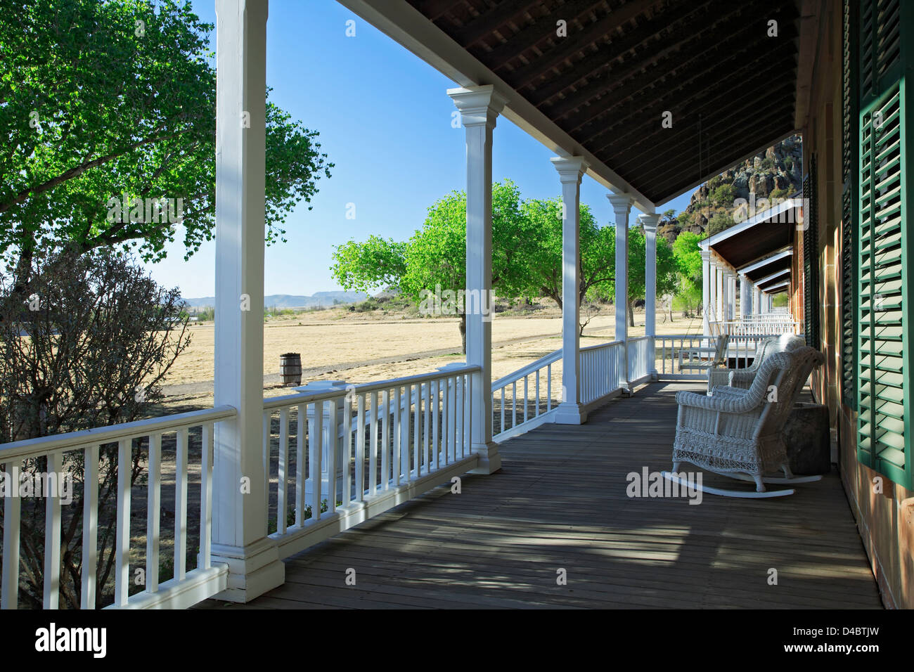 Balcone e sedia, Comandante di quarti, Fort Davis monumento nazionale, Fort Davis, Texas USA Foto Stock