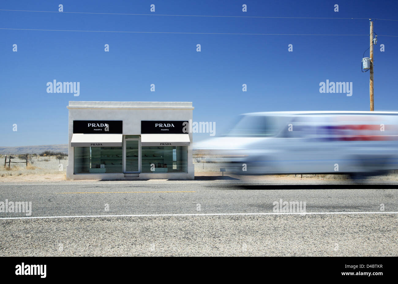 "Prada Marfa' arte di installazione, da Elmgreen & Dragset (2005), e FedEX carrello, nei pressi di San Valentino, Texas USA Foto Stock