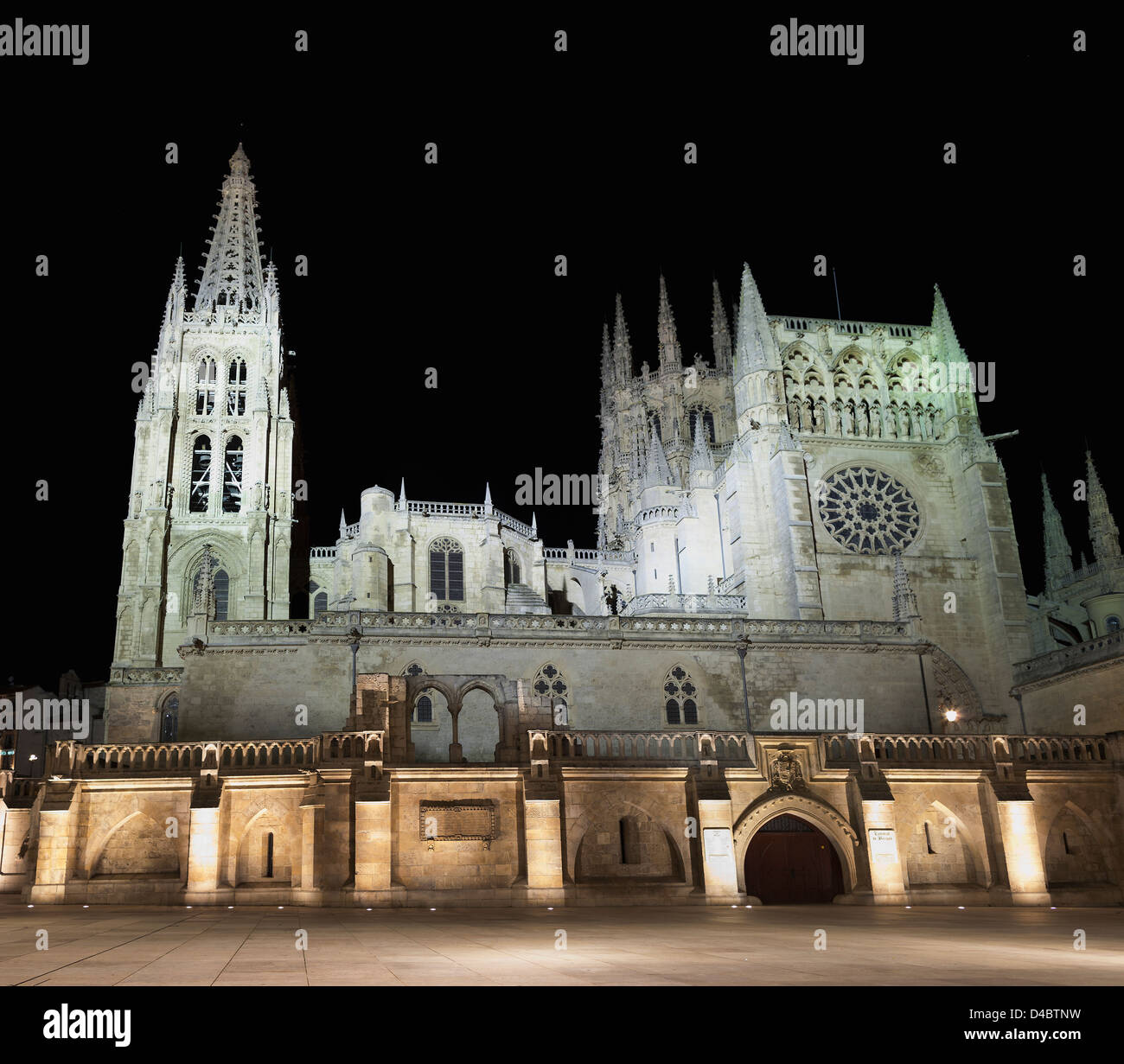 Vista notturna della cattedrale gotica di Burgos in Spagna Foto Stock