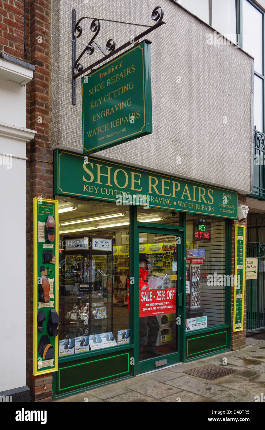 Shoe repair shop. Cobblers chiave incisione di taglio Rose Lane Canterbury City Center Kent England Foto Stock
