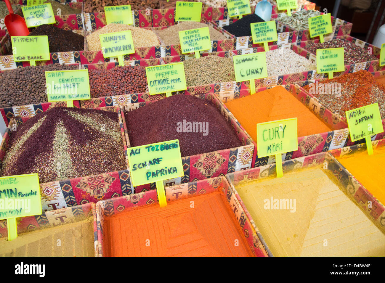 Primo piano di un contatore con una grande varietà di spezie sul mercato Antalian. Turchia Antalya Foto Stock