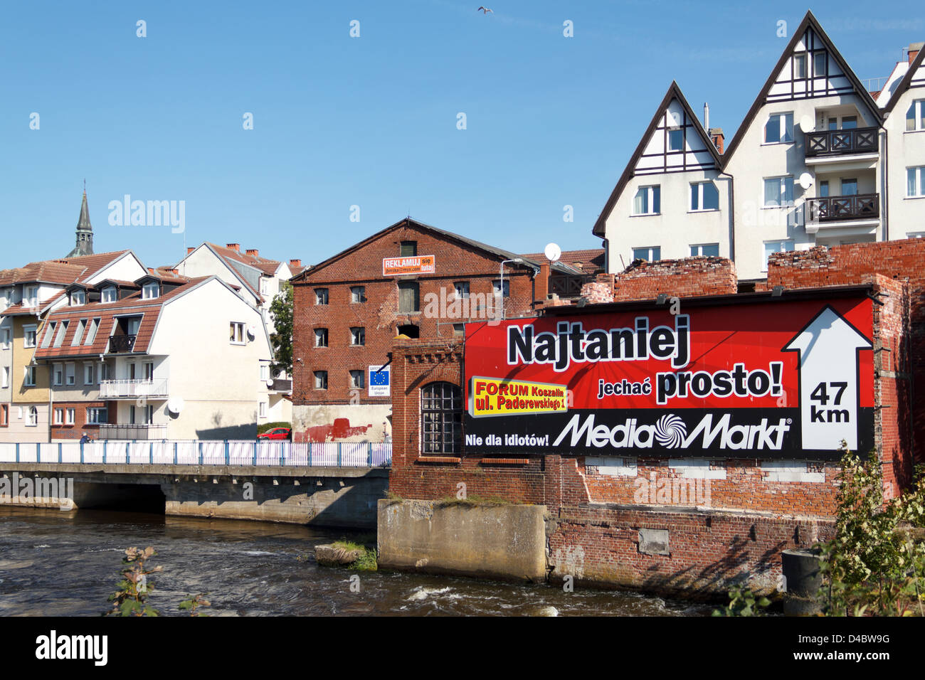 Kolobrzeg, Polonia, grande mercato media poster pubblicitario da un tubo di drenaggio Foto Stock