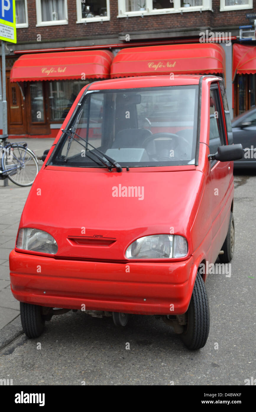 Piccola auto rossa, centro di Amsterdam, Olanda. Foto Stock