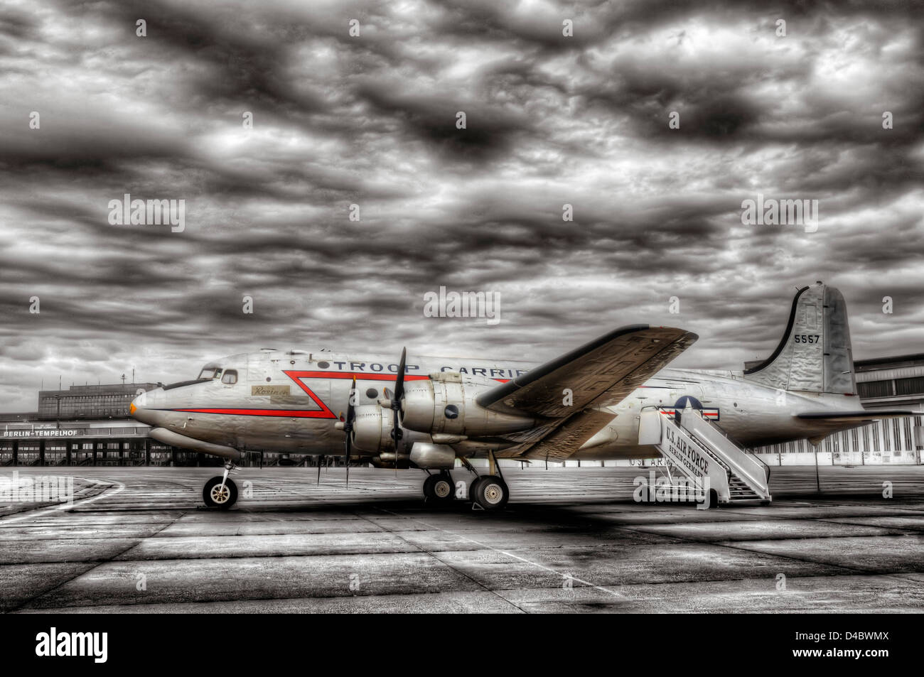 Un Douglas DC-4 piano in disuso dall'aeroporto Tempelhof di Berlino Foto Stock