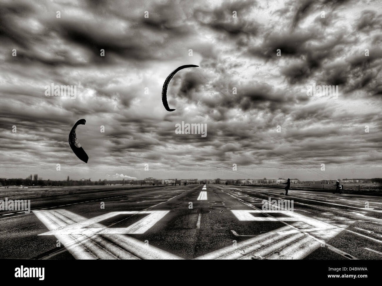 Kite boarding sulla pista in disuso dall'aeroporto Tempelhof di Berlino Foto Stock